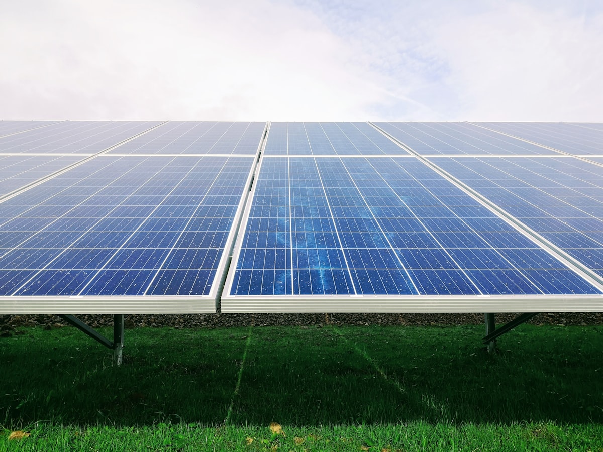 Tecnico Virides al lavoro su un impianto fotovoltaico