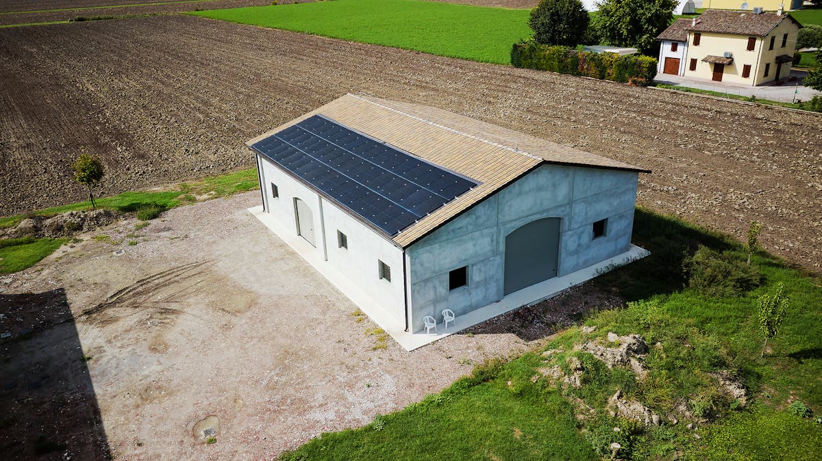 Impianto fotovoltaico doppio su capannone a Mortizzuolo (Mirandola)