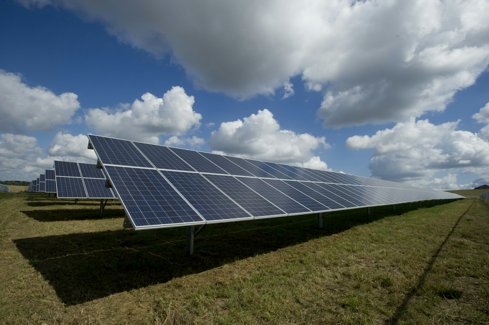 Tetto italiano con impianto fotovoltaico al tramonto